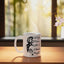 Taza cerámica blanca con playlist hip-hop humorístico Just A Good Mom With A Hood