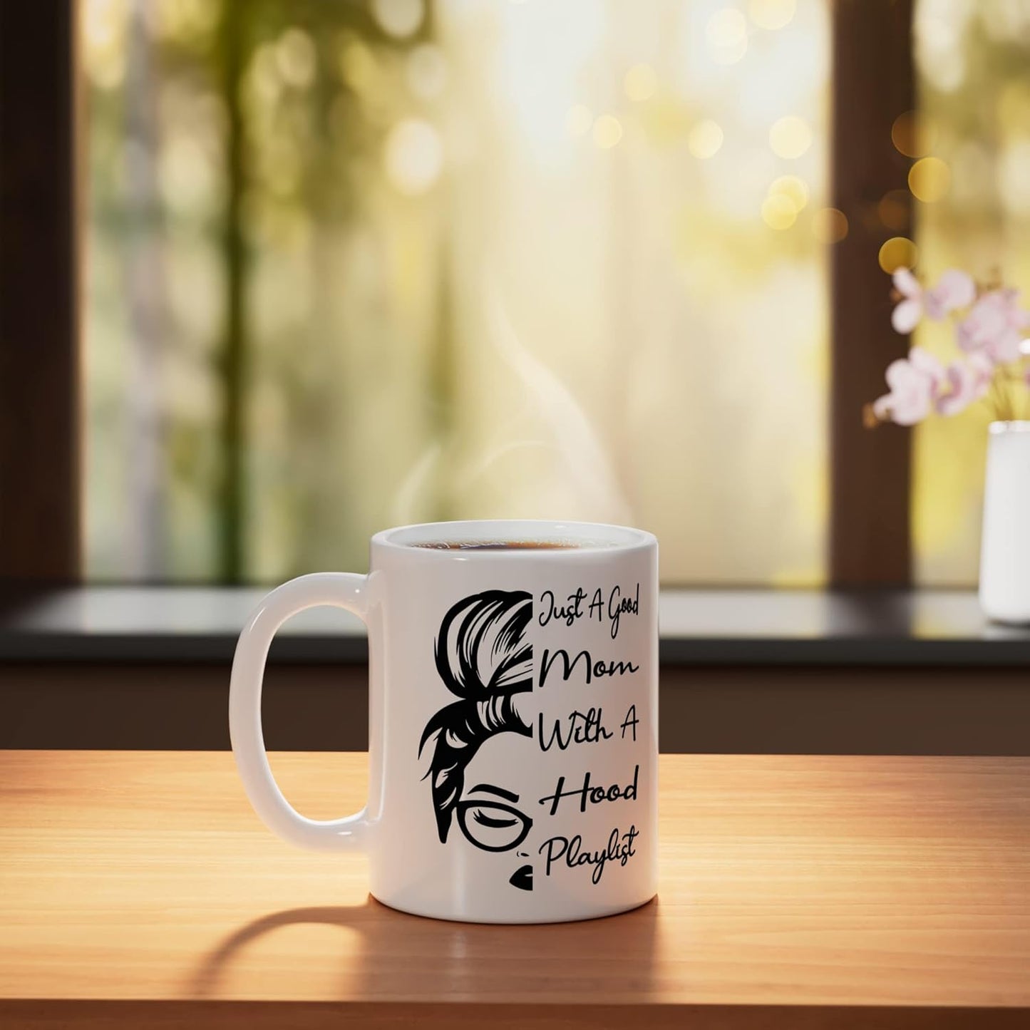 Taza cerámica blanca con playlist hip-hop humorístico Just A Good Mom With A Hood