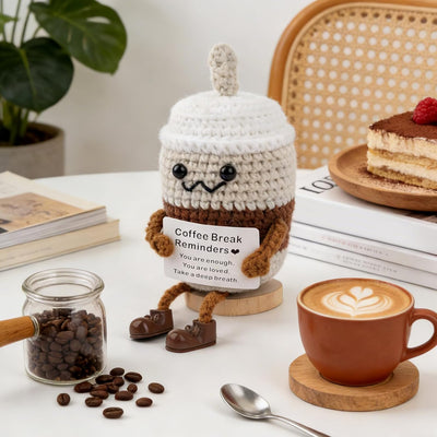 Taza de café de ganchillo positivo con tarjetas reemplazables y base de madera
