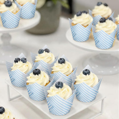 Forros para cupcakes tulipanes a rayas azules y blancas, cuadrados azules y blancos