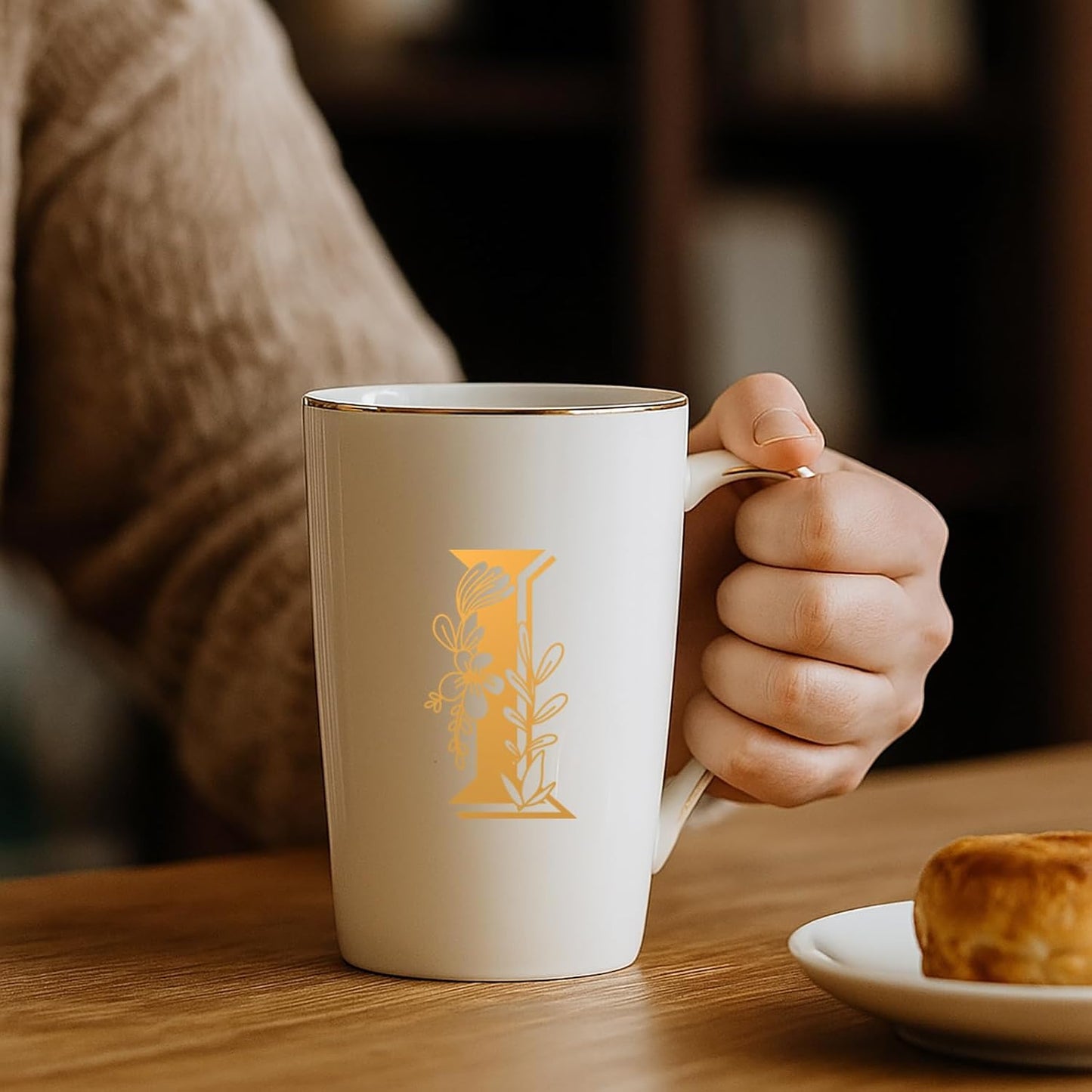 Taza café personalizada con letra I y flor para mujer