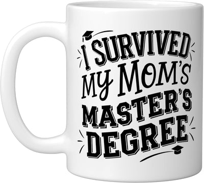 Taza cerámica blanca con frase divertida sobre sobrevivir a la maestría de una mamá