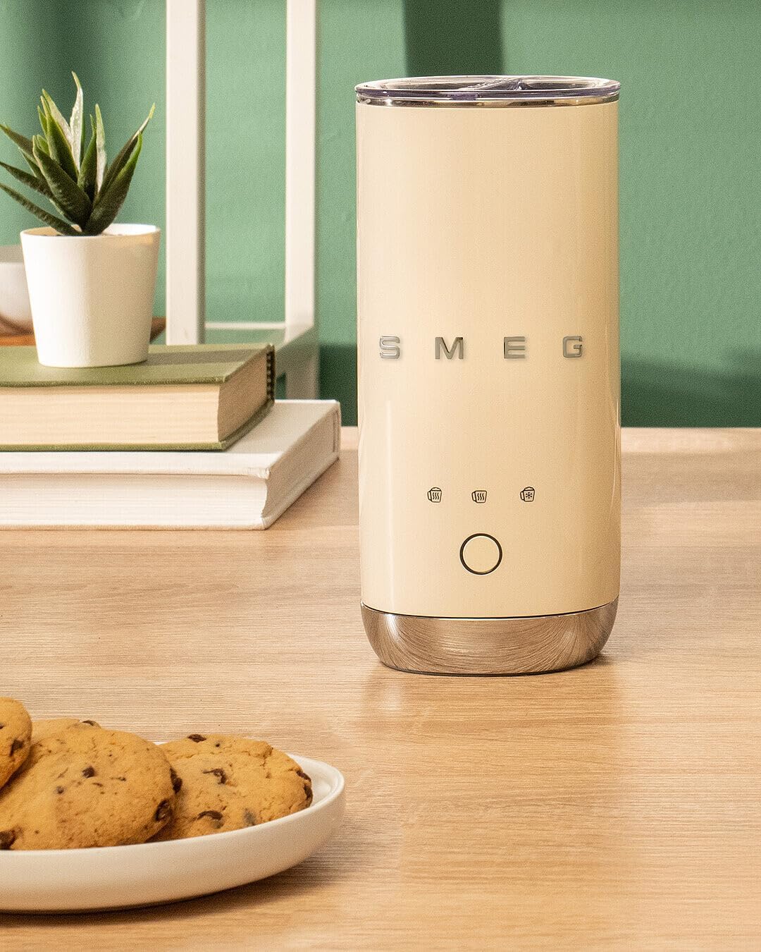 Mini espumador eléctrico SMEG estilo retro para capuchino