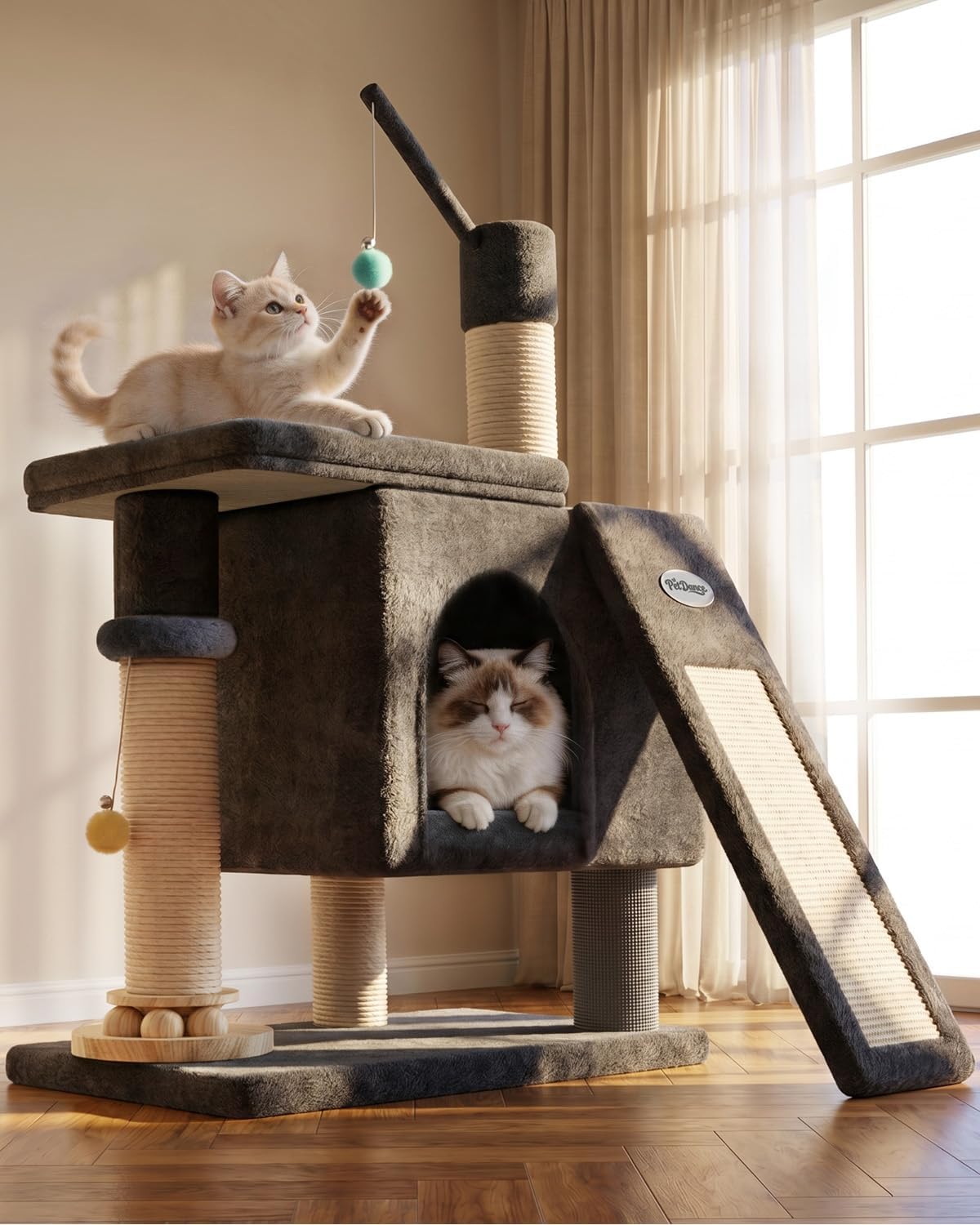Torre para gatos con juguetes y cepillo autoaseo
