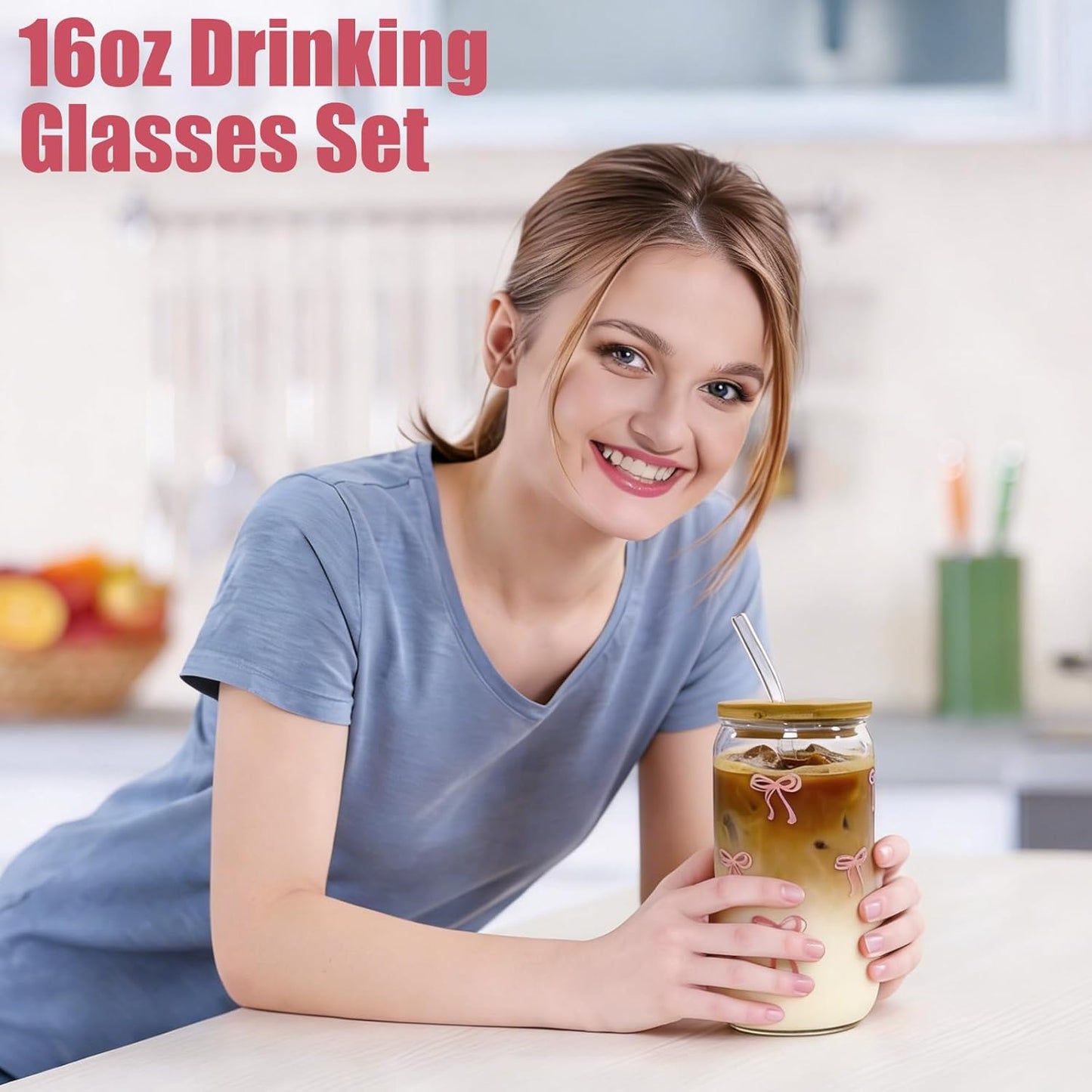 Vasos de vidrio con lazo rosa, tapas de bambú, popotes y cepillos para batidos, café helado y jugos