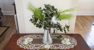 Camino de mesa bordado margaritas nacaradas hojas verdes 14x34pulg