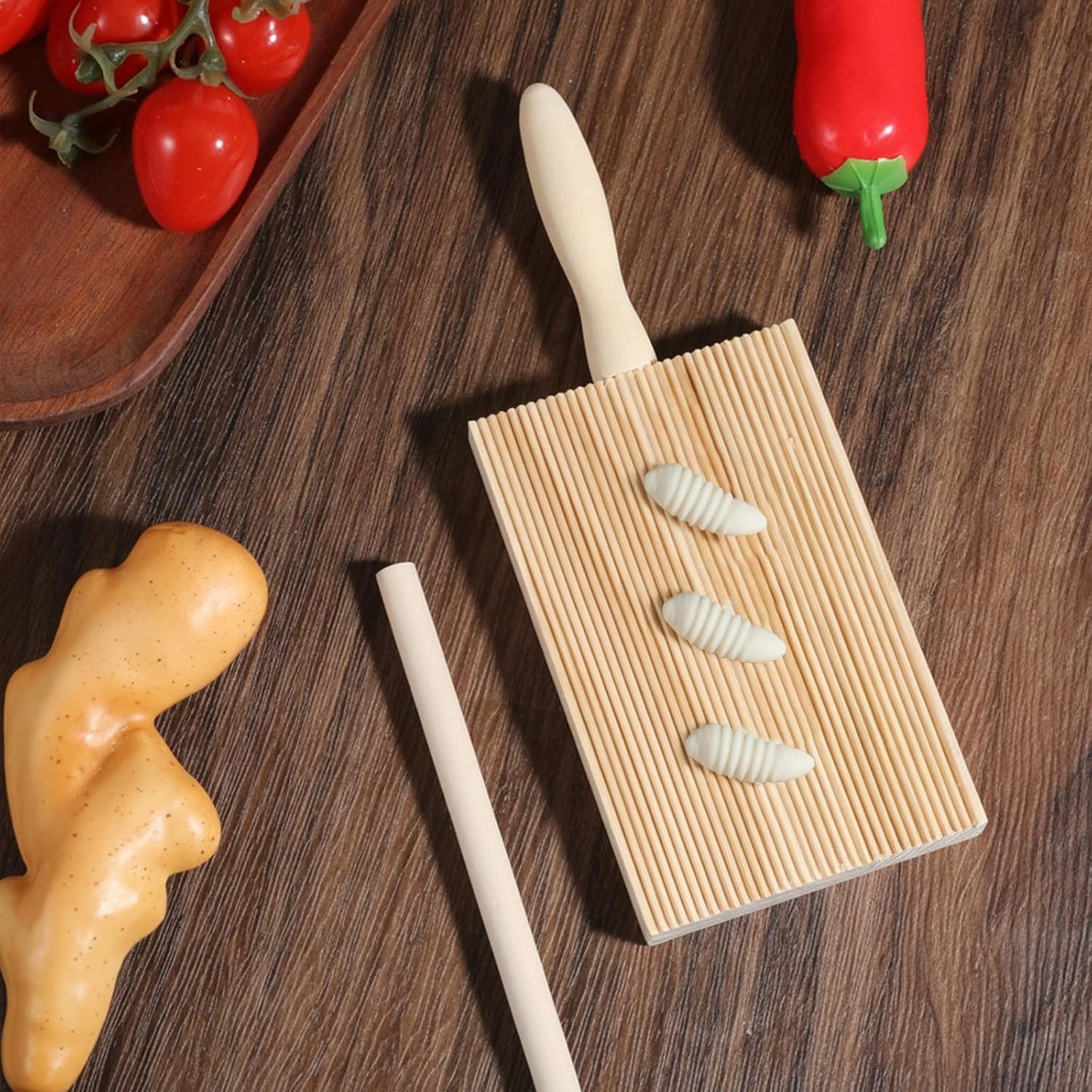 Tablas y ravioles de madera para hacer pasta casera