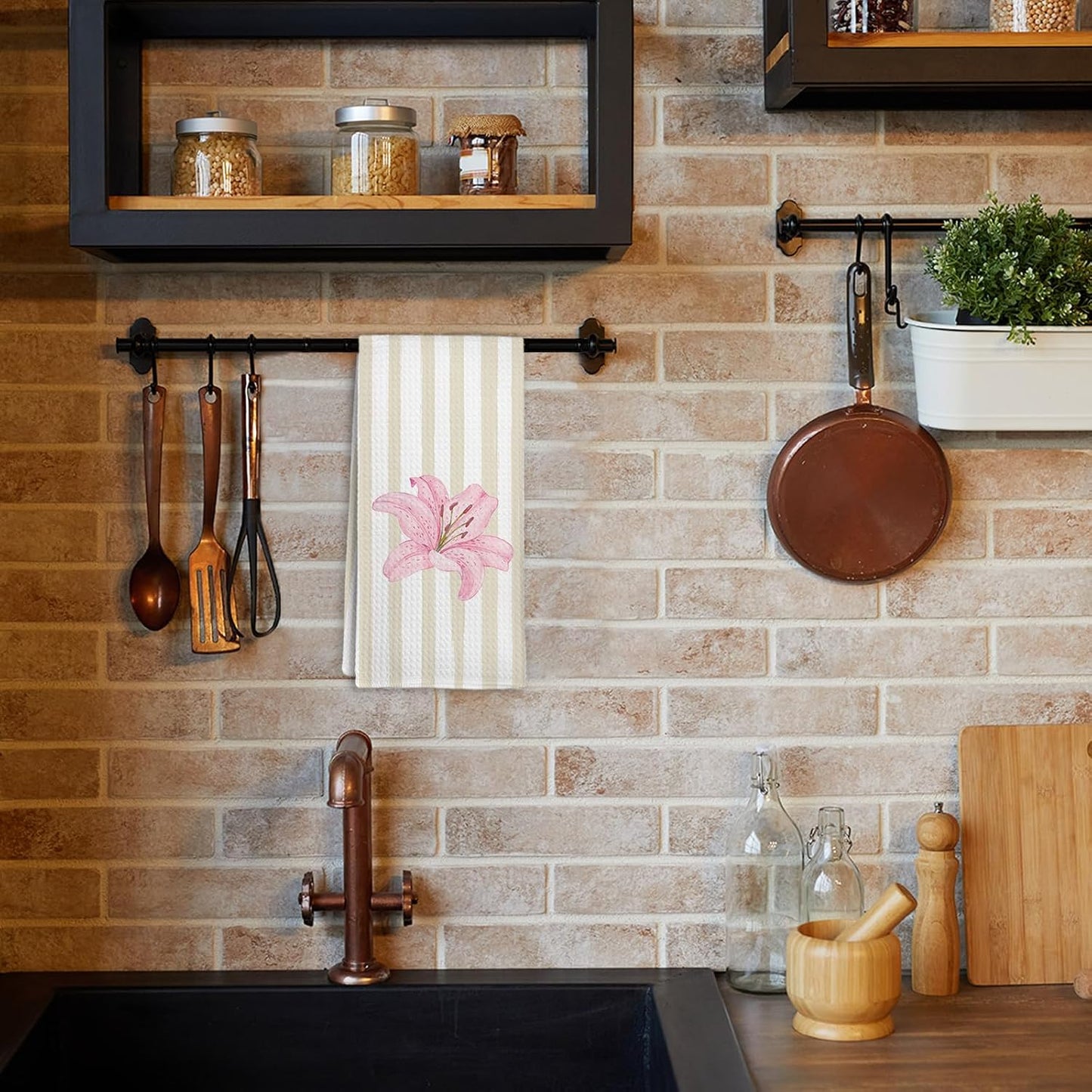 Toalla de cocina floral con lirios rosados y rayas beige