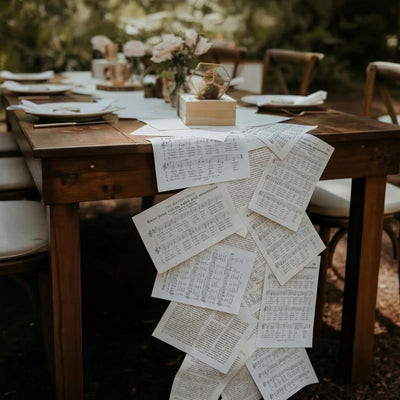 Camino de mesa vintage con temática literaria de boda y cinta de tijera