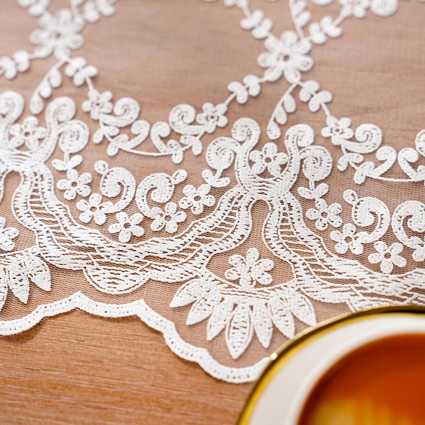 Caminos de mesa blancos con patrón de flores vintage desgastado 12 x 36