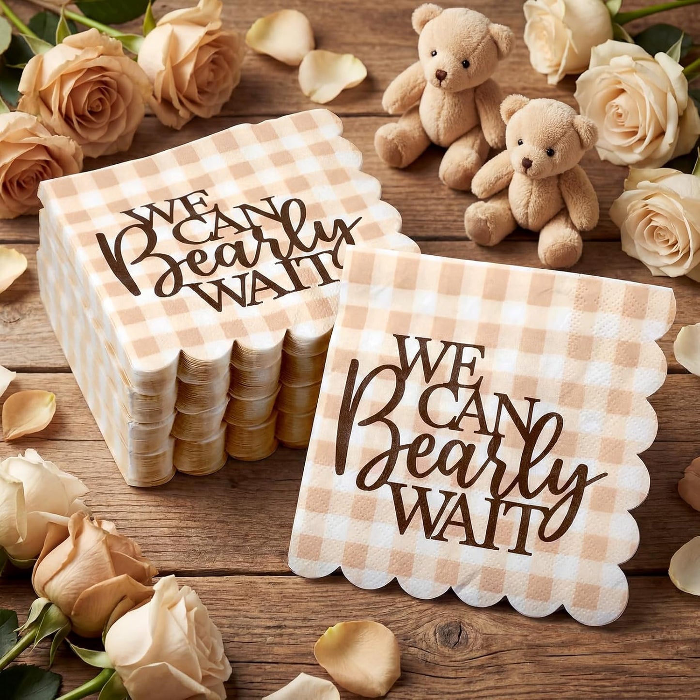 Servilletas de baby shower beige We Can Bearly Wait con borde festoneado