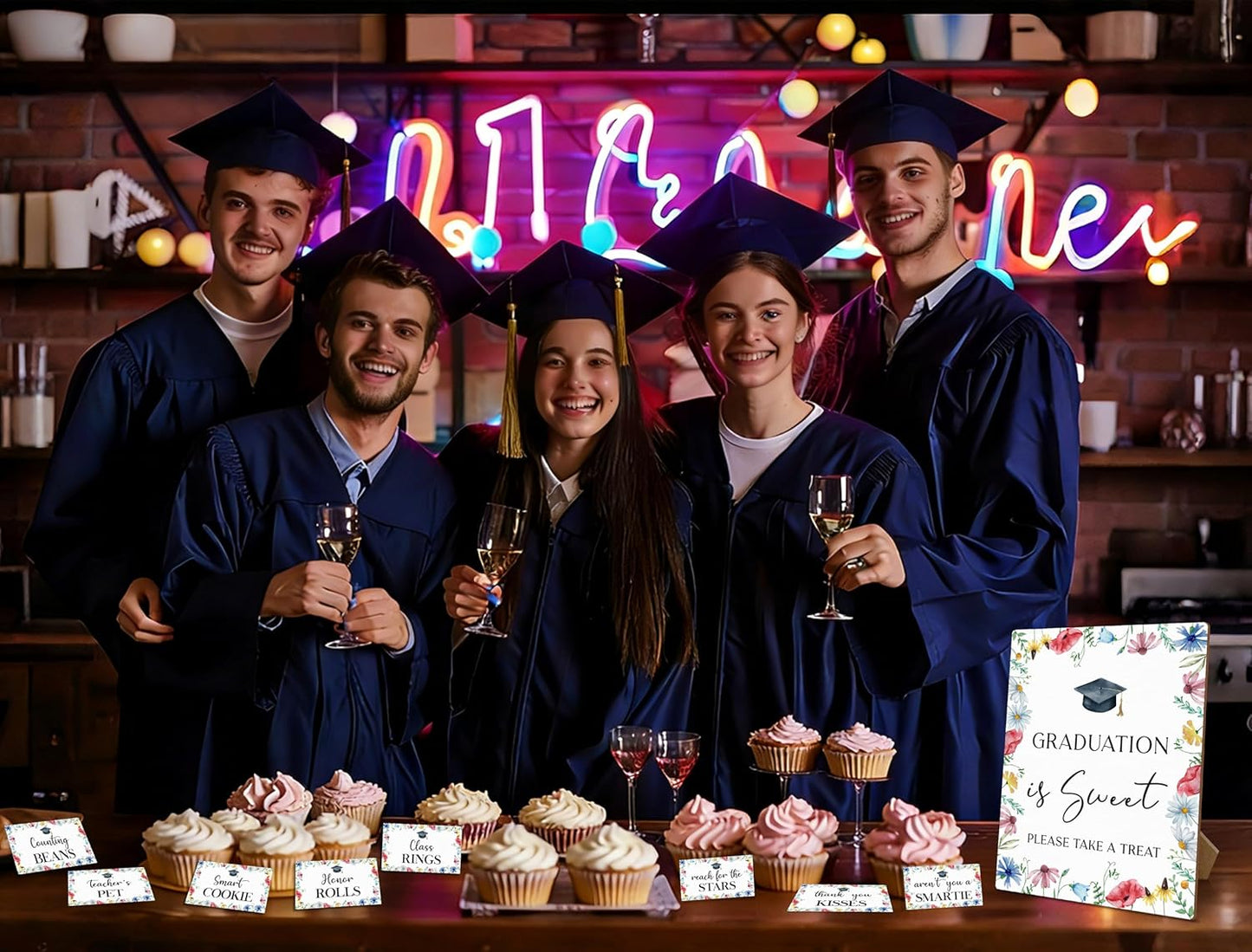 Letreros de graduación con barra de caramelo y flores silvestres