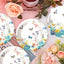Platos de papel con flores silvestres y servilletas para fiestas de primavera y verano