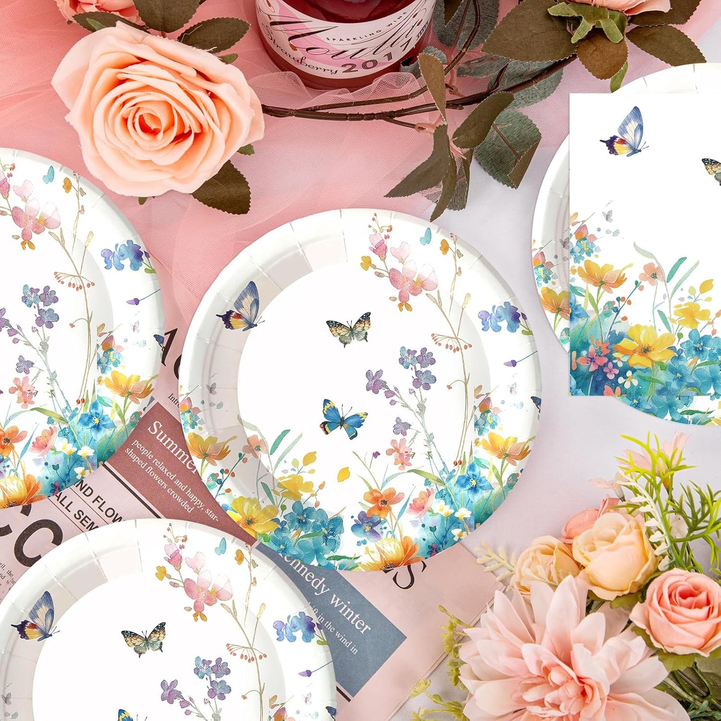 Platos de papel con flores silvestres y servilletas para fiestas de primavera y verano