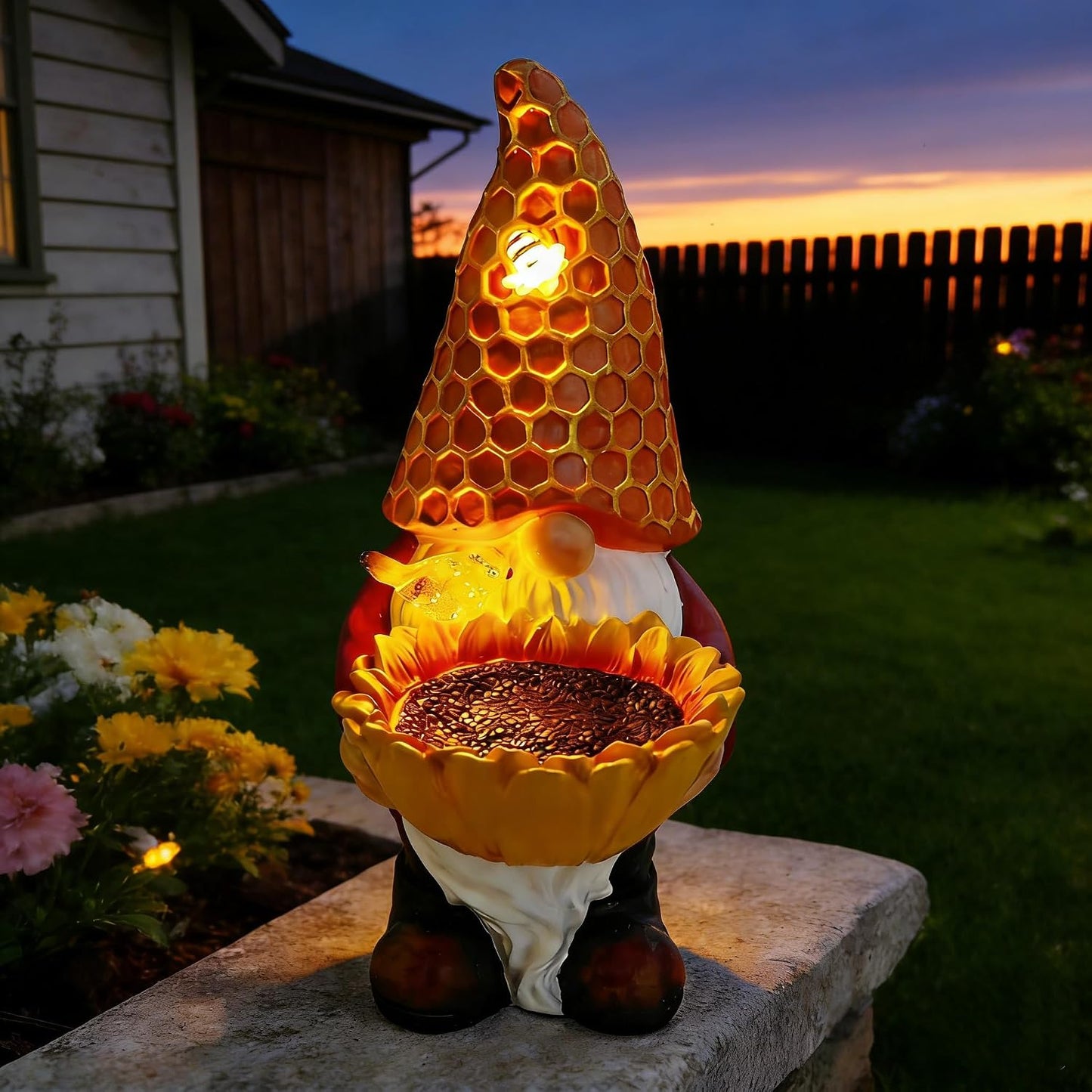Estatua gnomo solar con sombrero panal y luces LED jardín