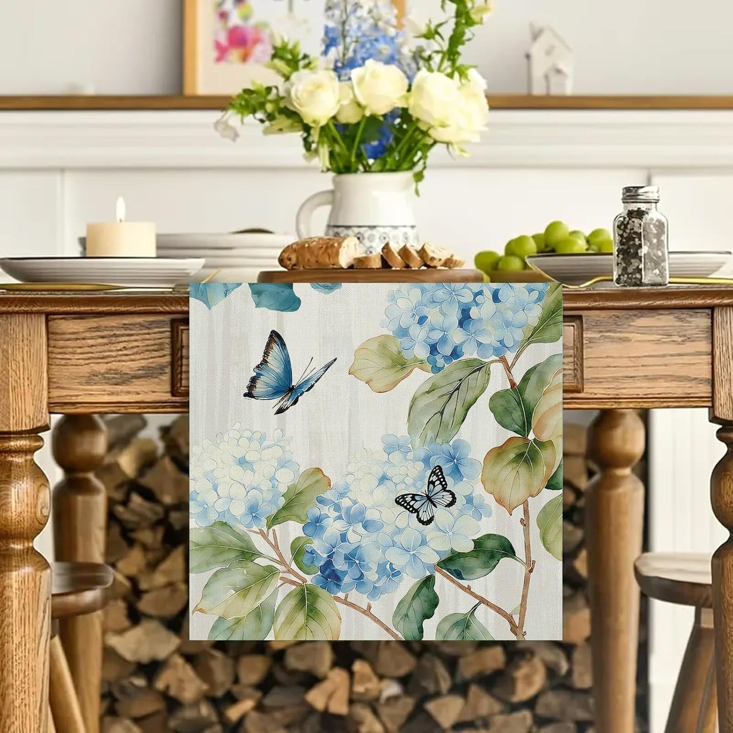 Camino de mesa primaveral con hortensias para decoración de vacaciones
