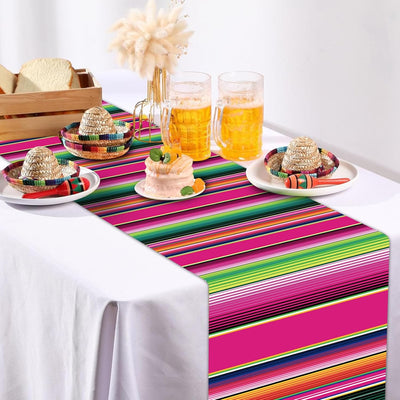 Camino de mesa para fiesta mexicana de 5 de Mayo con decoraciones plásticas a rayas