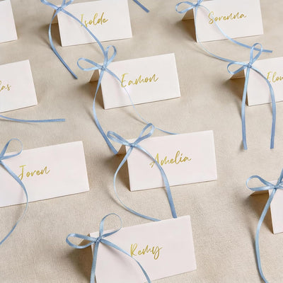 Tarjetas de lugar para mesa UNIQOOO con lazo preatadas color azul polvoriento