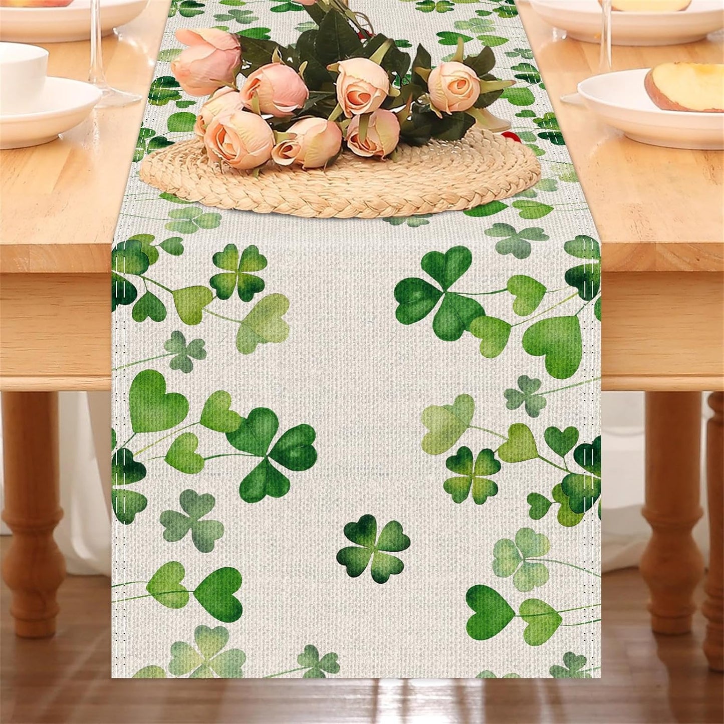 Camino de mesa San Patricio con trébol y acuarela para fiestas