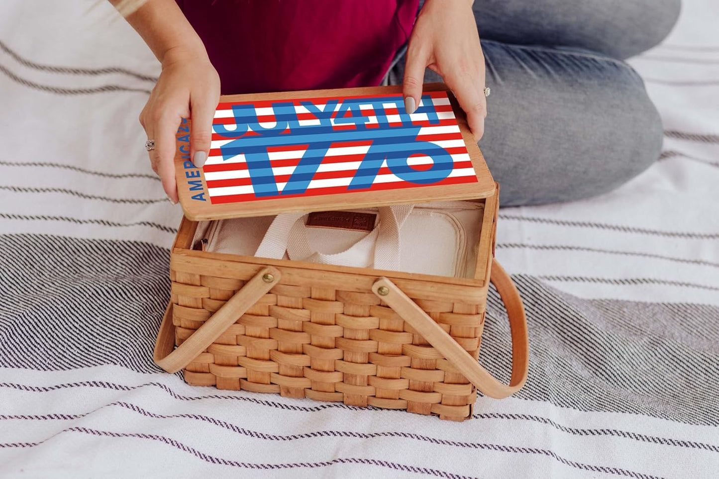 Cesta picnic mimbre tejido a mano con bolsa almuerzo aislada beige