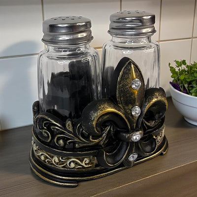 Juego de salero y pimentero Fleur De Lis con soporte de resina y cocteleros de vidrio