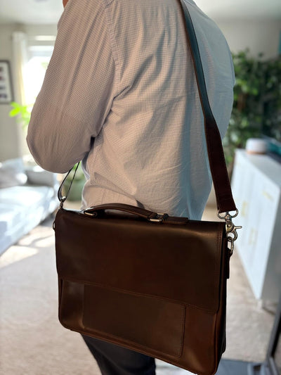 Maletín cuero para hombre con compartimento laptop 15.6pulg