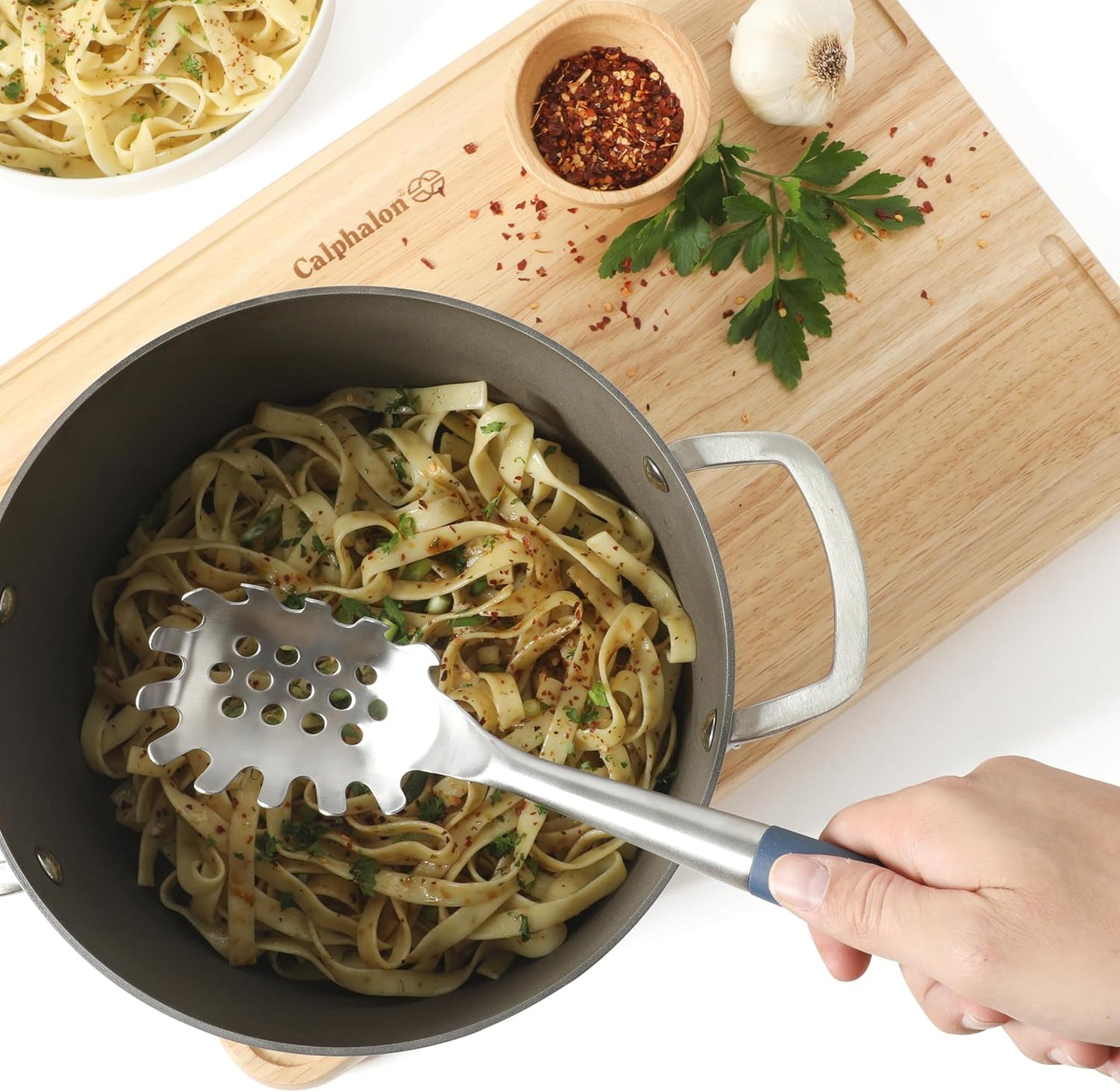 Servidor de pasta Calphalon Edge de acero inoxidable con mango termoplástico azul