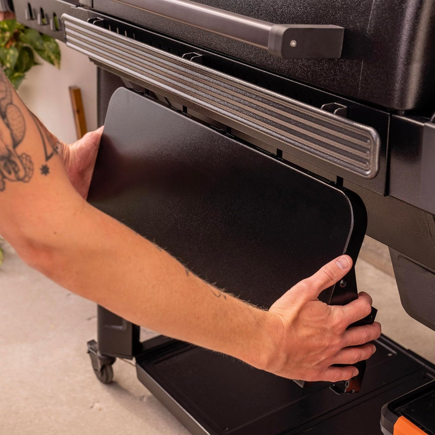 Estante frontal Traeger Grills P.A.L Pop-and-Lock pequeño