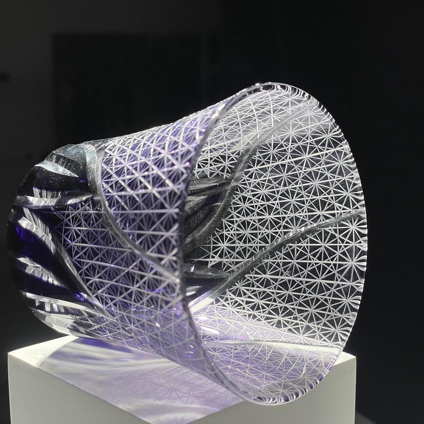 Vaso cristal Edo Kiriko morado patrón geométrico