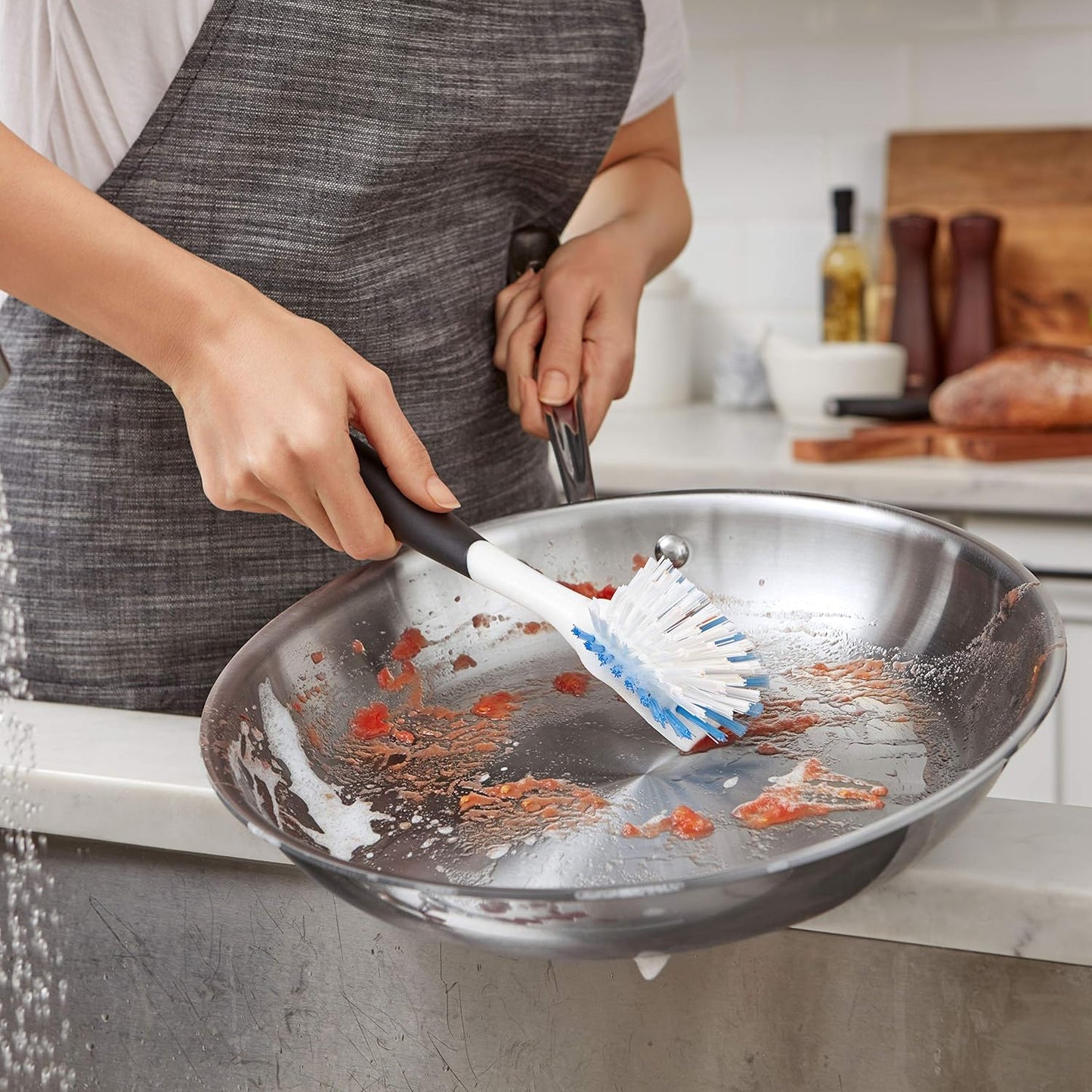 Cepillo platos cerdas nailon con raspador antideslizante