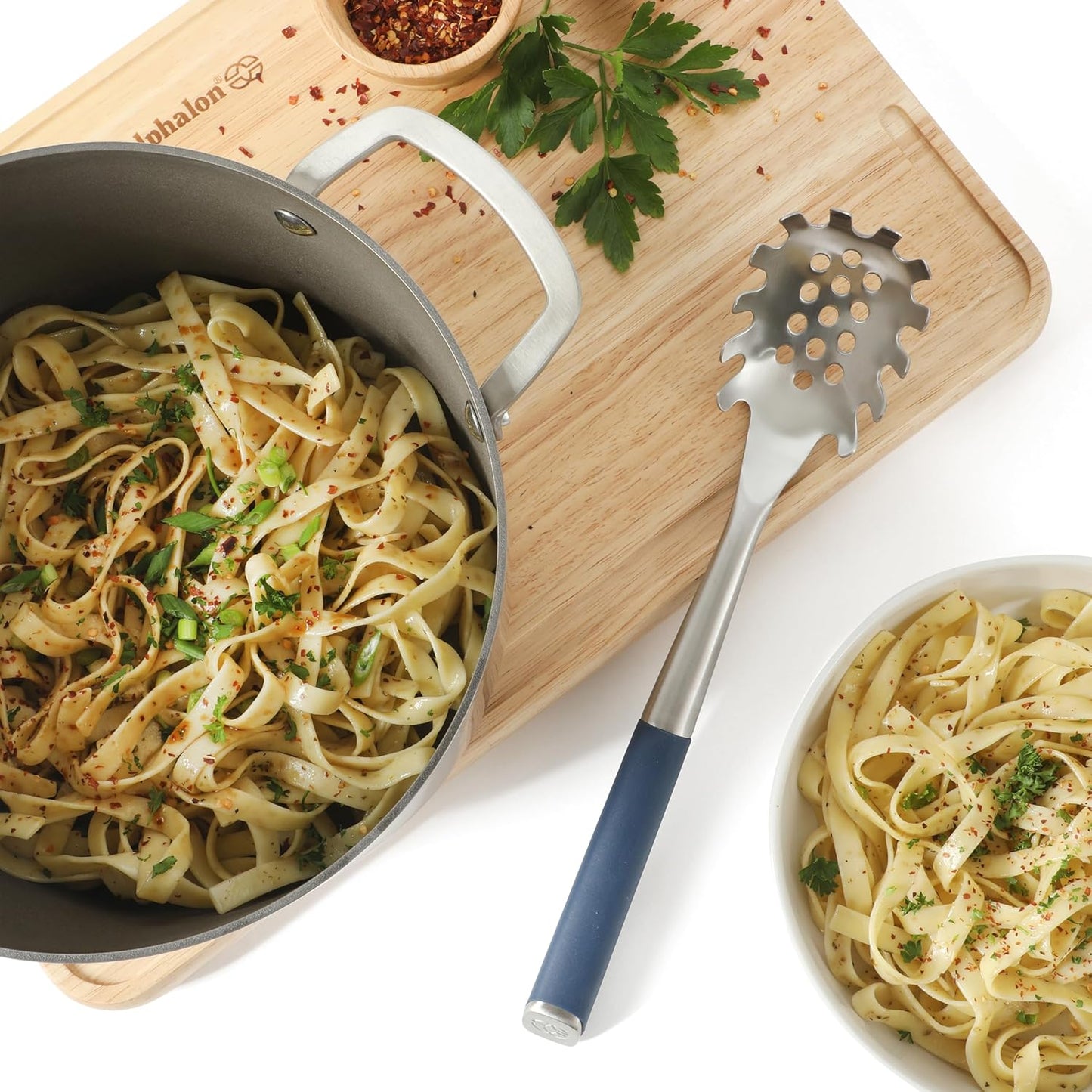 Servidor de pasta Calphalon Edge de acero inoxidable con mango termoplástico azul