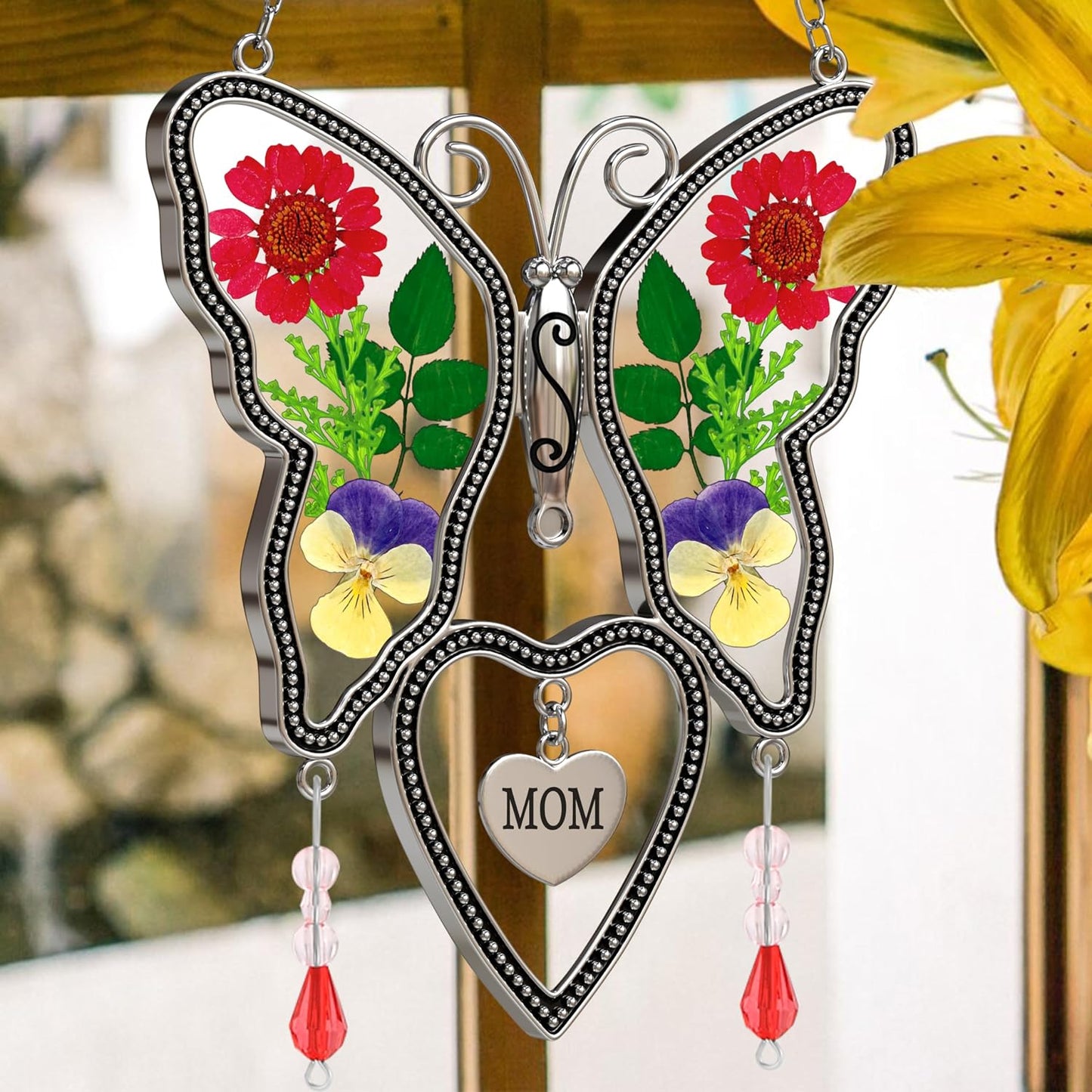 Atrapaluz mariposa con corazón vidrio emplomado y flor prensada